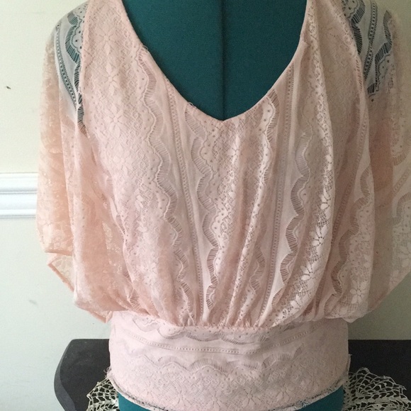 Elle - Bohemian feminine flutter sleeve top - pink  Floral Lace - lined size S - Picture 2 of 4